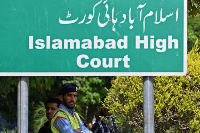 <p>File. A security personnel stands guard outside the Islamabad High Court in Islamabad on 29 August 2023</p>